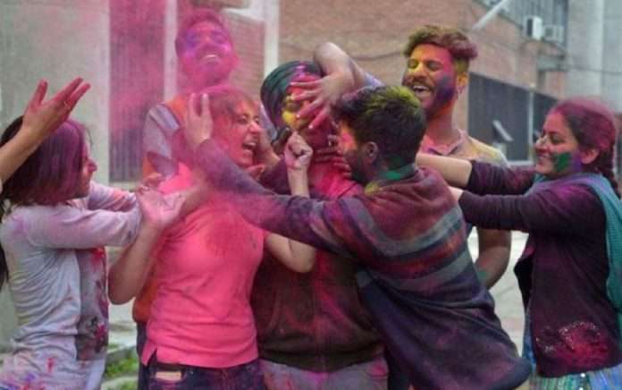Holi 2022: What to do if color gets into the mouth, eyes and ears while playing Holi, know here