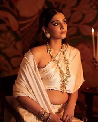 Mom To Be sonam kapoor flaunts baby bump in her new picture