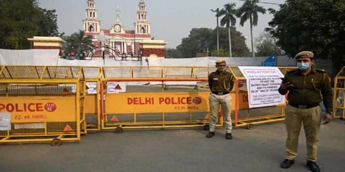 delhi important documents stolen from government officers car police started investigation