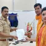 Navneet Rana and Ravi Rana filed complaint against Uddhav Thackeray and Sanjay Raut