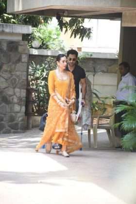 Ranbir Kapoor Alia Bhatt Wedding LIVE updates kareena karishma neetu kapoor mehendi