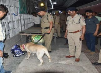 bomb alert in gorakhpur bandra humsafar express train stopped in gorakhpur
