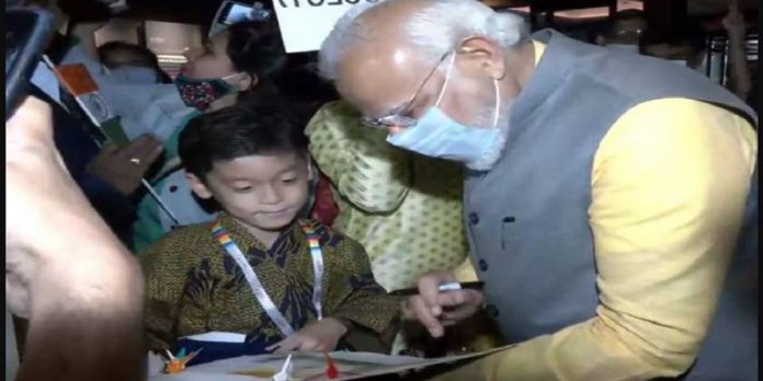 pm modi arrives in japan to attend QUAD Summit 2022 japanese boy speaks in hindi language to him