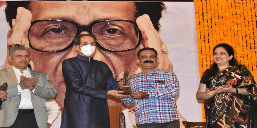 CM visit to photo exhibition on Shiv Sena chief Balasaheb Thackeray