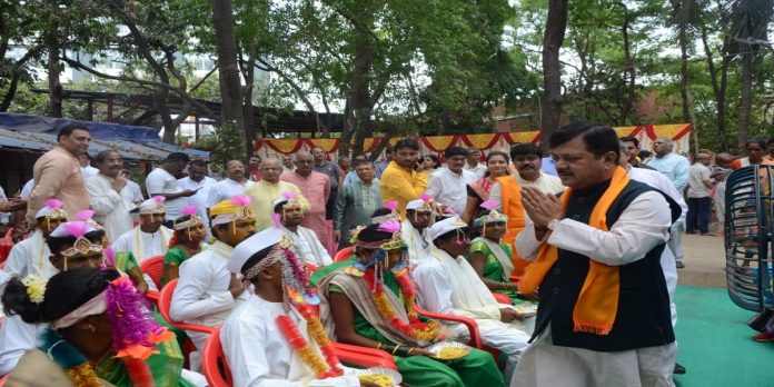 Opposition Leader Pravin Darekar Blesses 25 Tribal Couples Attending Community Wedding Ceremony