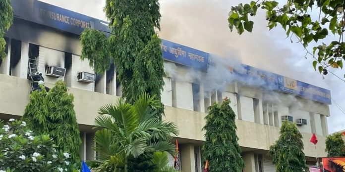 mumbai fire breaks out in lic office in vile parle