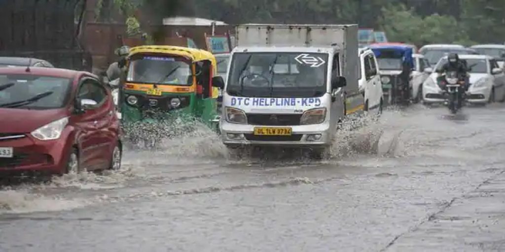Delhi Heavy Rain: दिल्लीत मुसळधार पावसामुळे दोन जणांचा मृत्यू; जनजीवनही विस्कळीत