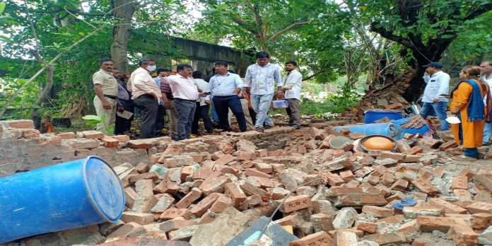 Thane two injured when wall collapses