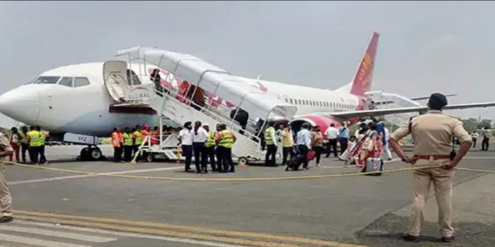 spicejet flight emergency landing in delhi airport after smoke inside cabin at 5,000 ft height