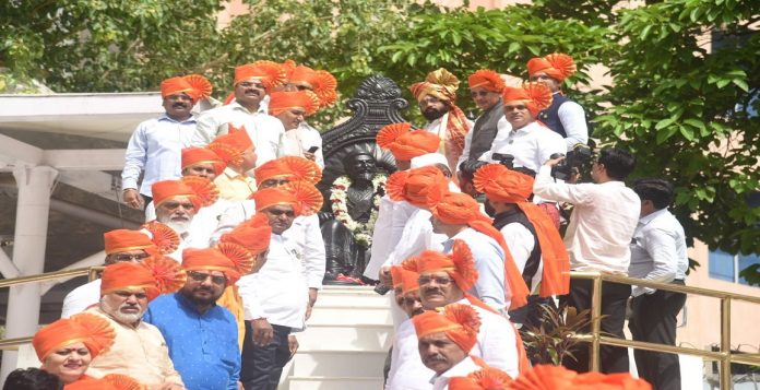 Before going to the assembly, BJP and Shinde MLAs made strong entry in saffron headdress