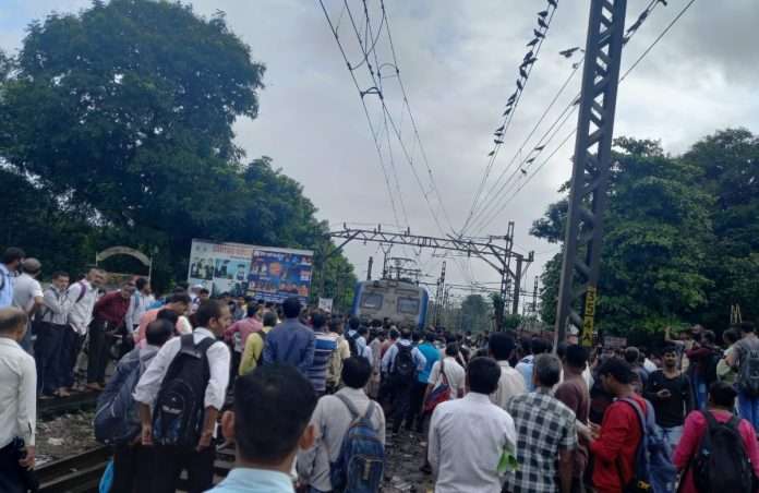 protest at thane kalwa railway station as local blocked local traffic