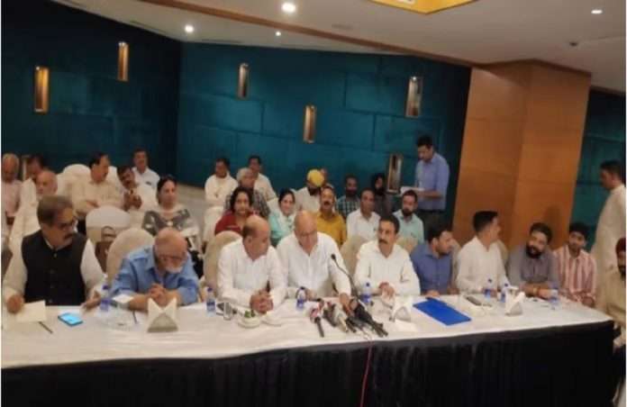 jammu kashmir several 64 congress leaders including former deputy chief minister tara chand resigned from congress in support of azad