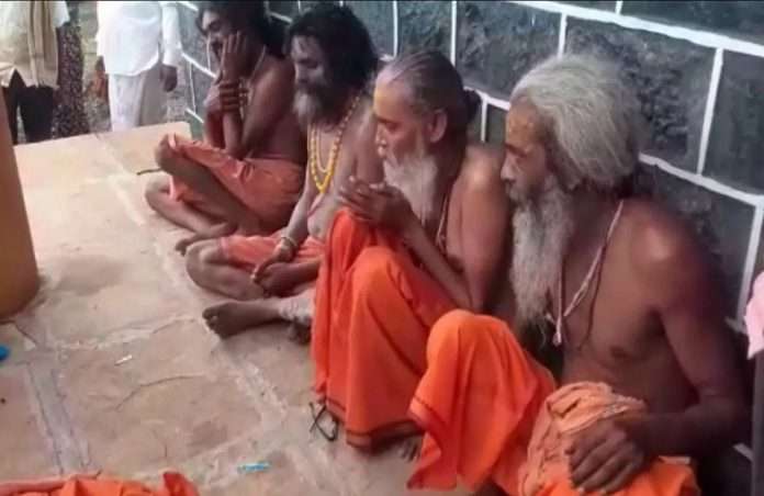 maharashtra sangli four sadhus assaulted on suspicion of being child lifters