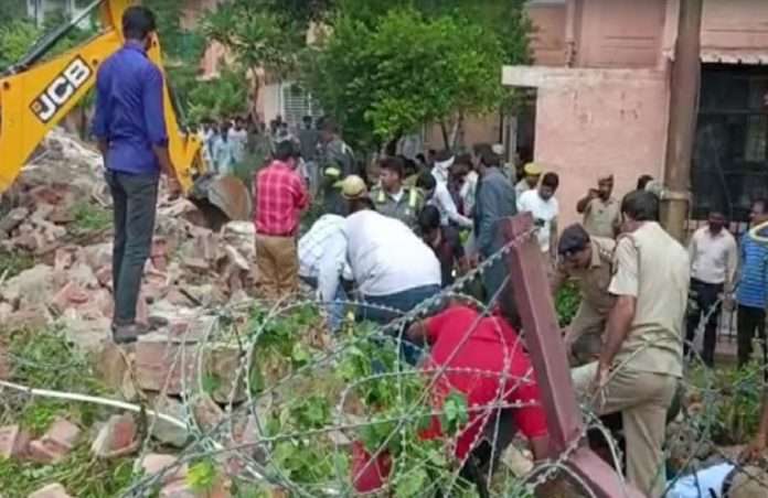 boundary wall collapsed in jalvayu vihar noida 4 workers death
