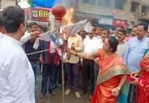 shiv sena burns a symbolic statue of ramdas kadam in thane