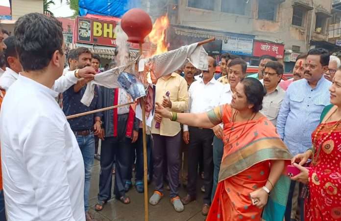 shiv sena burns a symbolic statue of ramdas kadam in thane