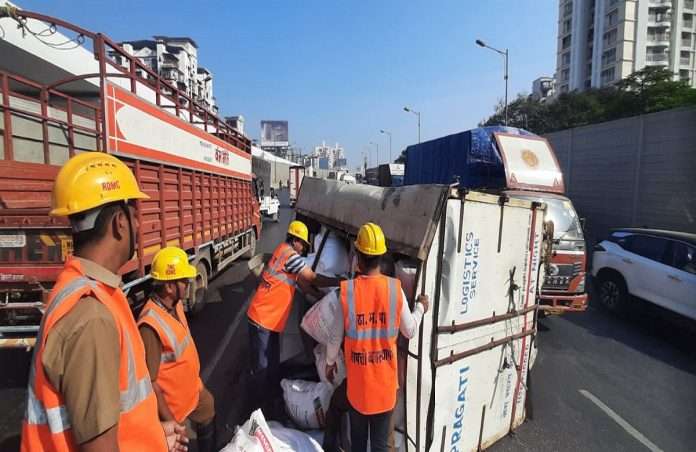 thane accident Tempo reversed on Eastern Express Highway Traffic jam
