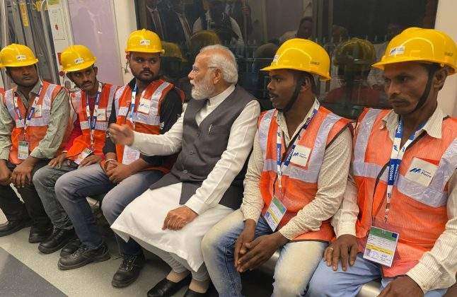 PM Narendra Modi Address People In BKC Ground And Talk With Mumbaikar In Metro