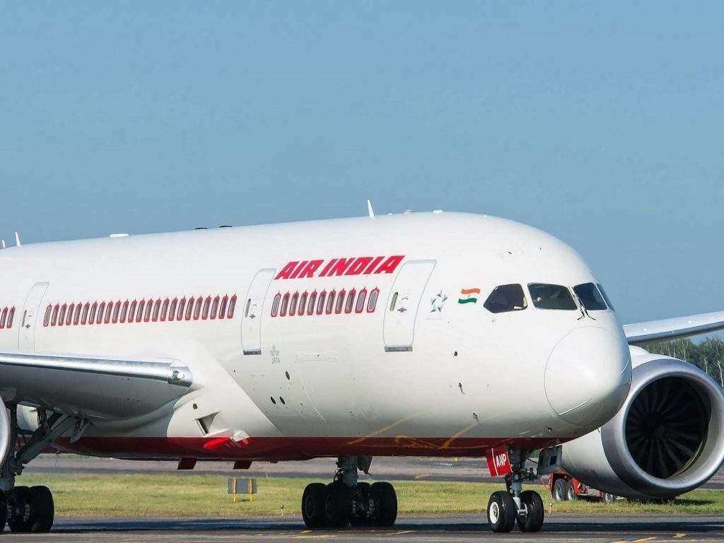 एअर इंडियाच्या विमानात एअर होस्टेस, प्रवाशासोबत गैरवर्तन अन् देशविरोधी घोषणा; आरोपीविरुद्ध गुन्हा दाखल