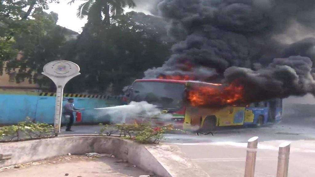 मुंबईत बेस्टच्या बसला भीषण आग, २५ प्रवासी थोडक्यात बचावले