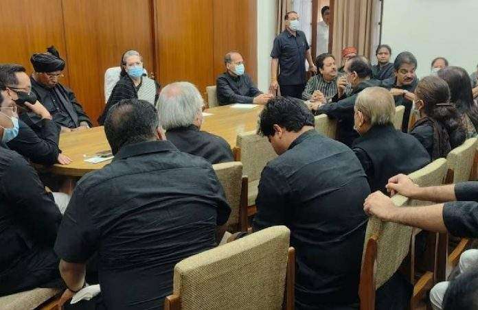 congress and opposition protest wearing black clothes