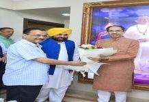 Arvind Kejriwal was welcomed by Ajit Pawaar, Uddhav Thackeray coming out of 'Matoshree'