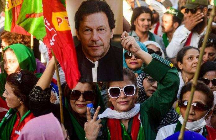 Pakistan Imran Khan supporters aggressive after arrest Vandalized the army headquarters with sticks