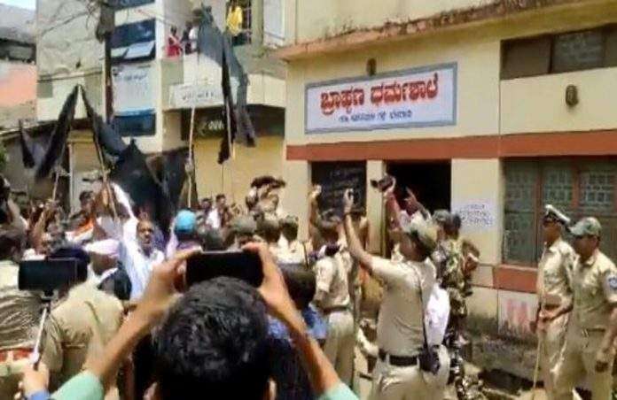 Maharashtra Ekikaran Samiti aggressive against Fadnavis in Belgaum, showed black flags