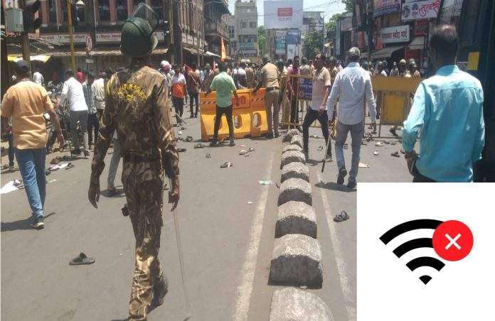 Kolhapur, police lathi charge to drive away the crowd, internet service also closed PPk