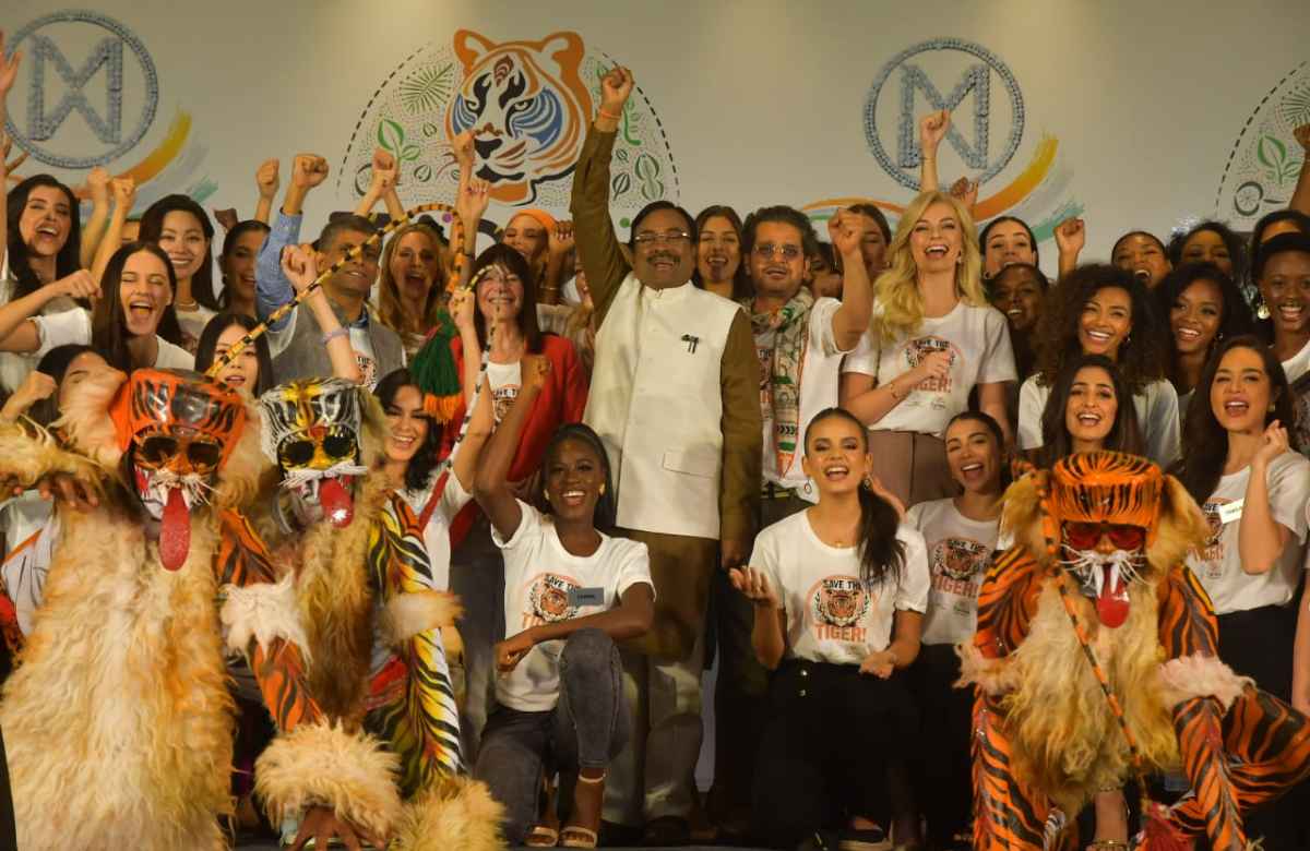 Photo: Miss World's team supports the 'Save the Tiger' campaign